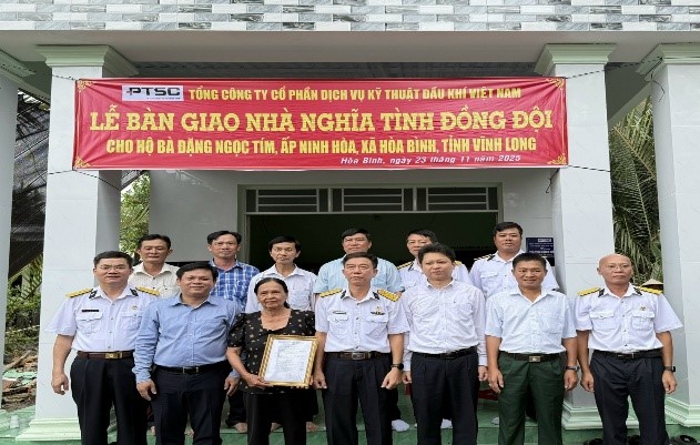 Bàn giao nhà “Nghĩa tình đồng đội” tại xã Hòa Bình