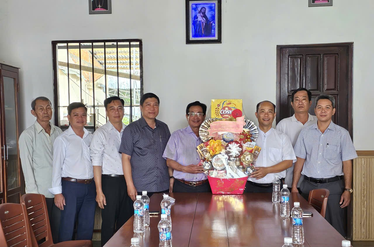 LÃNH ĐẠO XÃ HÒA BÌNH,
THĂM CHÚC MỪNG LỄ PHỤC SINH NHÀ THỜ XUÂN HIỆP
