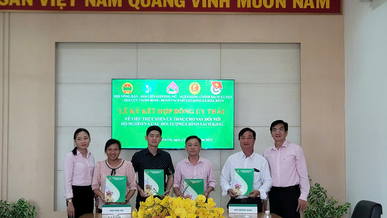 Ký kết hợp đồng ủy thác giữa phòng giao dịch Ngân hành Chính sách xã hội Trà Ôn với các tổ chức chính trị xã hội xã Hòa Bình