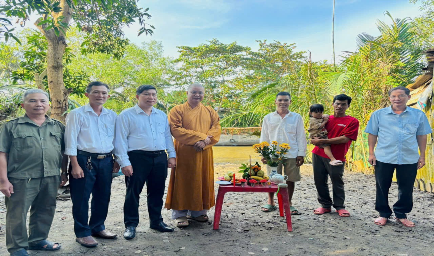 MẶT TRẬN TỔ QUỐC VIỆT NAM XÃ HÒA BÌNH
KHỞI CÔNG XÂY DỰNG NHÀ CHO HỘ CÓ HOÀN CẢNH KHÓ KHĂN
