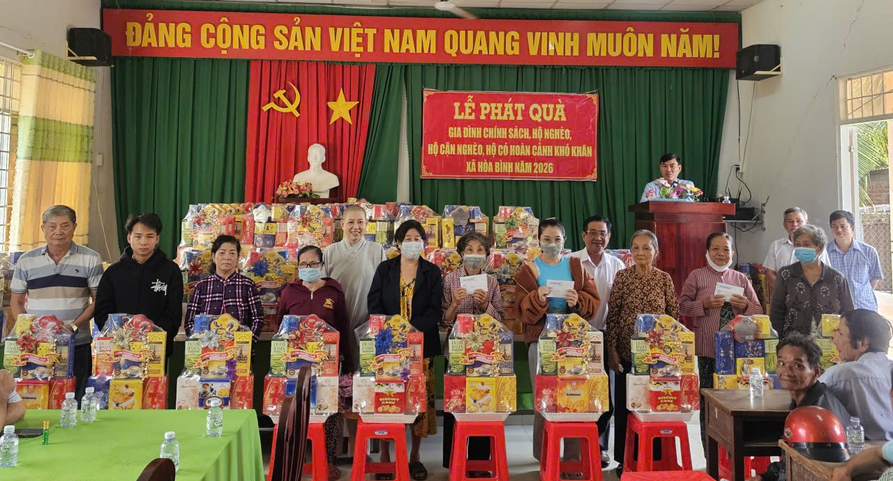 Ni sư Thích Nữ Đức Quang trao 200 phần quà Tết
cho người dân xã Hòa Bình
