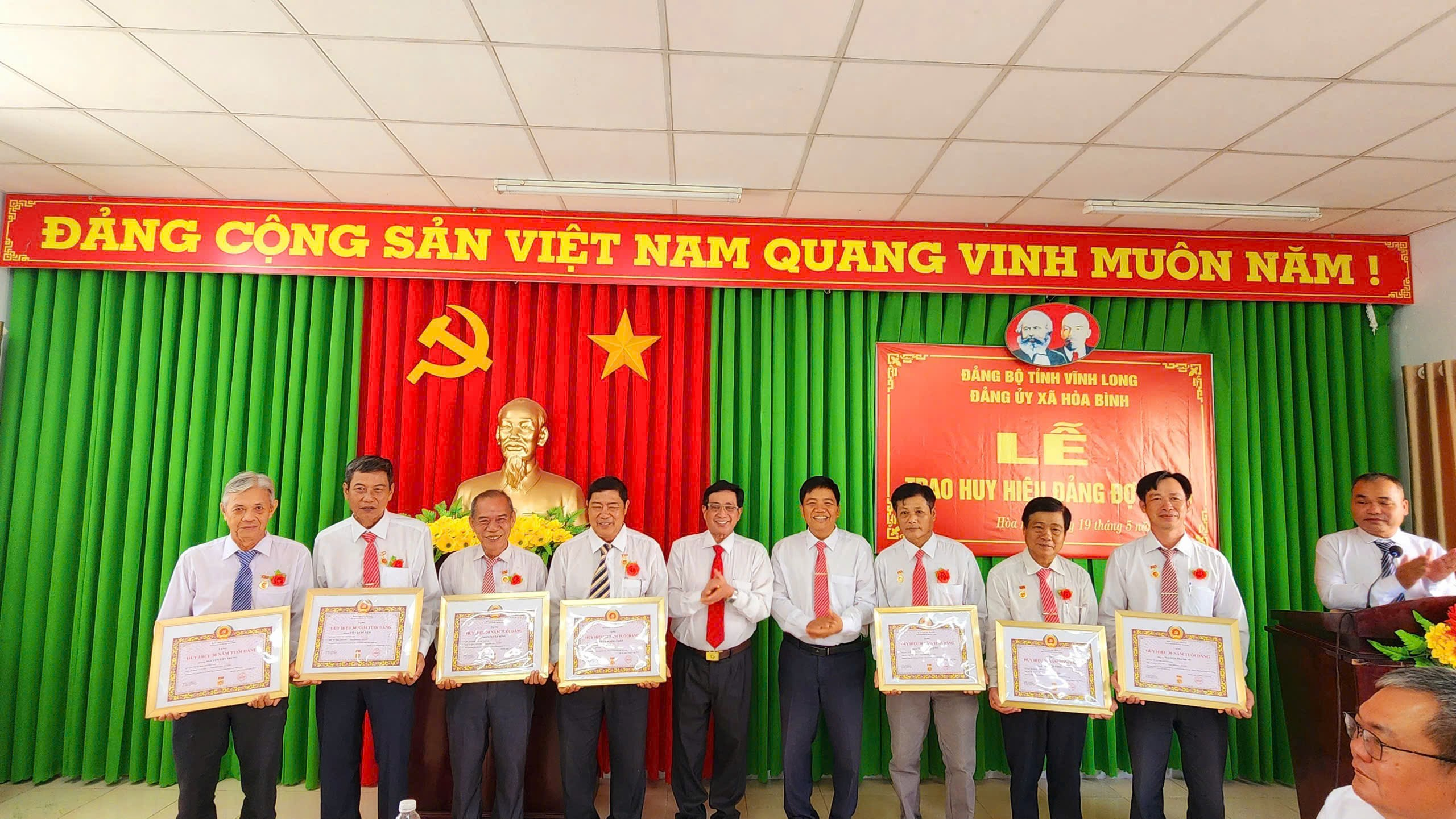 ĐẢNG ỦY XÃ HÒA BÌNH TRAO TẶNG HUY HIỆU ĐẢNG NHÂN KỶ NIỆM 136 NĂM NGÀY SINH CHỦ TỊCH HỒ CHÍ MINH (19/5/1890 - 19/5/2026)