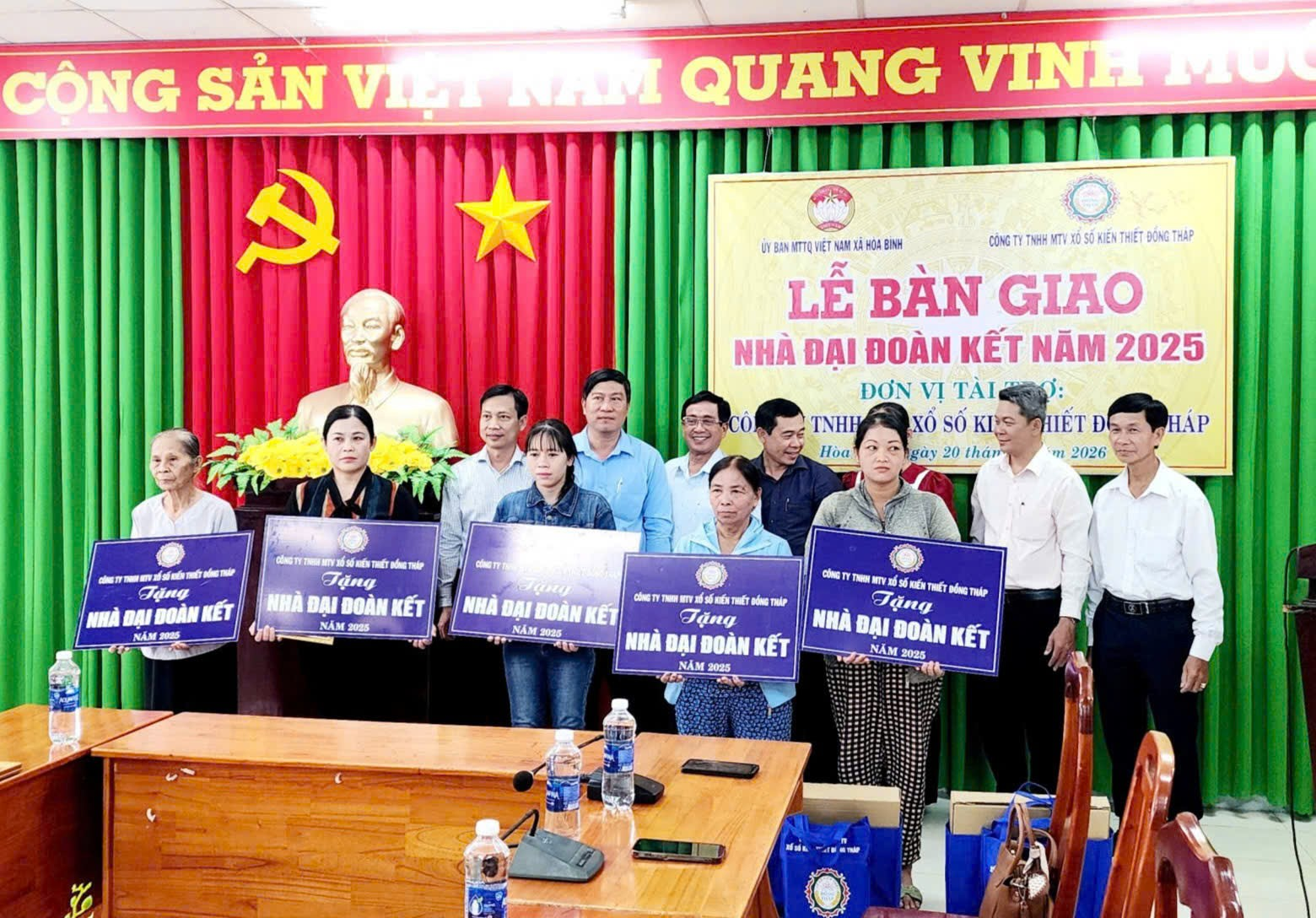 ỦY BAN MTTQ VIỆT NAM XÃ HÒA BÌNH
BÀN GIAO NHÀ ĐẠI ĐOÀN KẾT CHO HỘ KHÓ KHĂN VỀ NHÀ Ở
