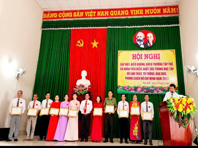 ĐẢNG ỦY XÃ HÒA BÌNH TỔNG KẾT THỰC HIỆN CHỈ THỊ SỐ 05-CT/TW, VỀ “HỌC TẬP VÀ LÀM THEO TƯ TƯỞNG, ĐẠO ĐỨC, PHONG CÁCH HỒ CHÍ MINH” CHUYÊN ĐỀ NĂM 2025