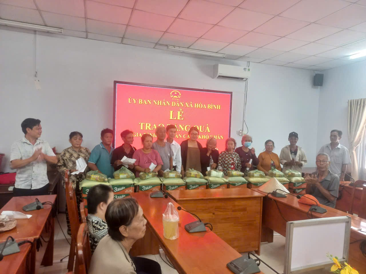 TẶNG QUÀ CHO HỘ NGHÈO, HỘ CẬN NGHÈO XÃ HÒA BÌNH